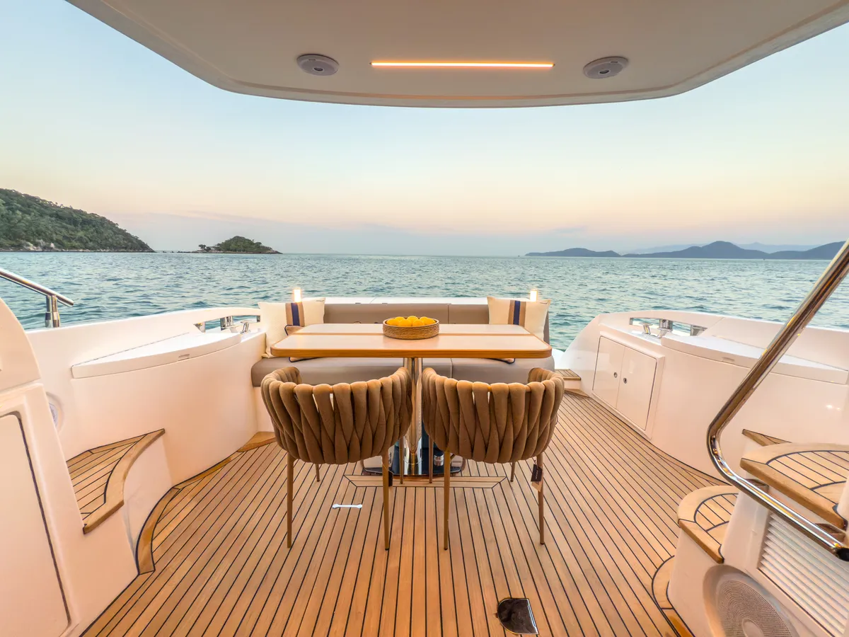 Intermarine 45 — Popa e proa