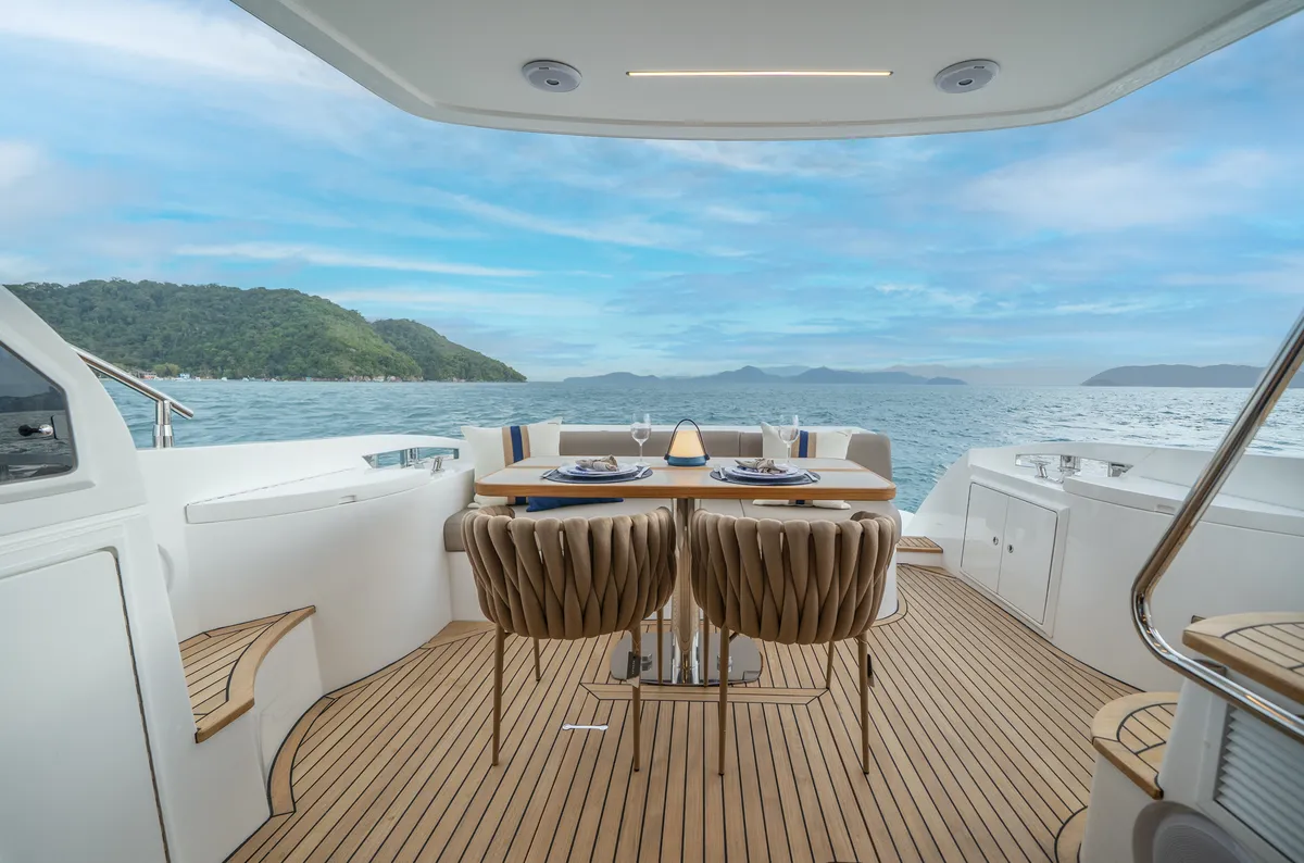 Intermarine 45 — Popa e proa