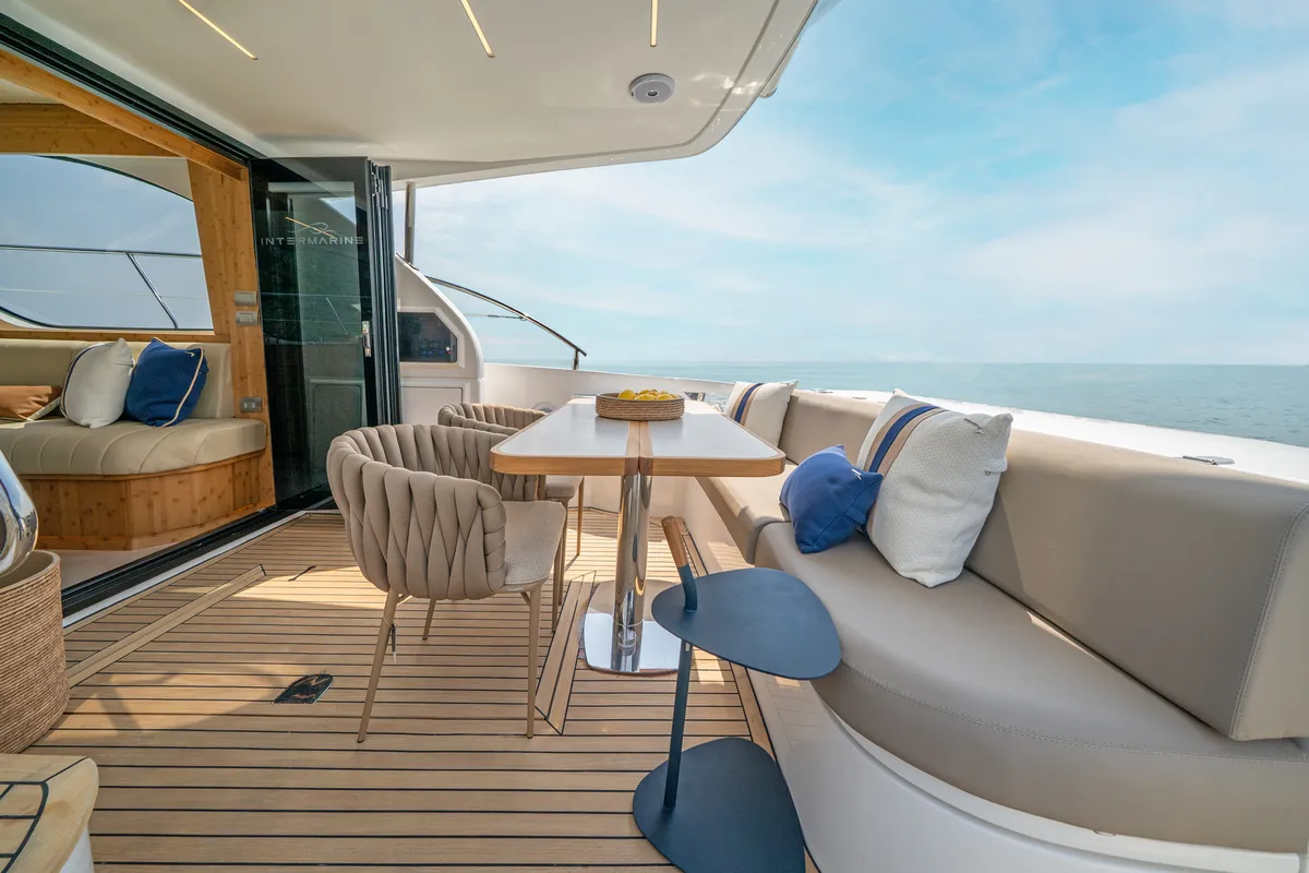 Intermarine 45 — Popa e proa