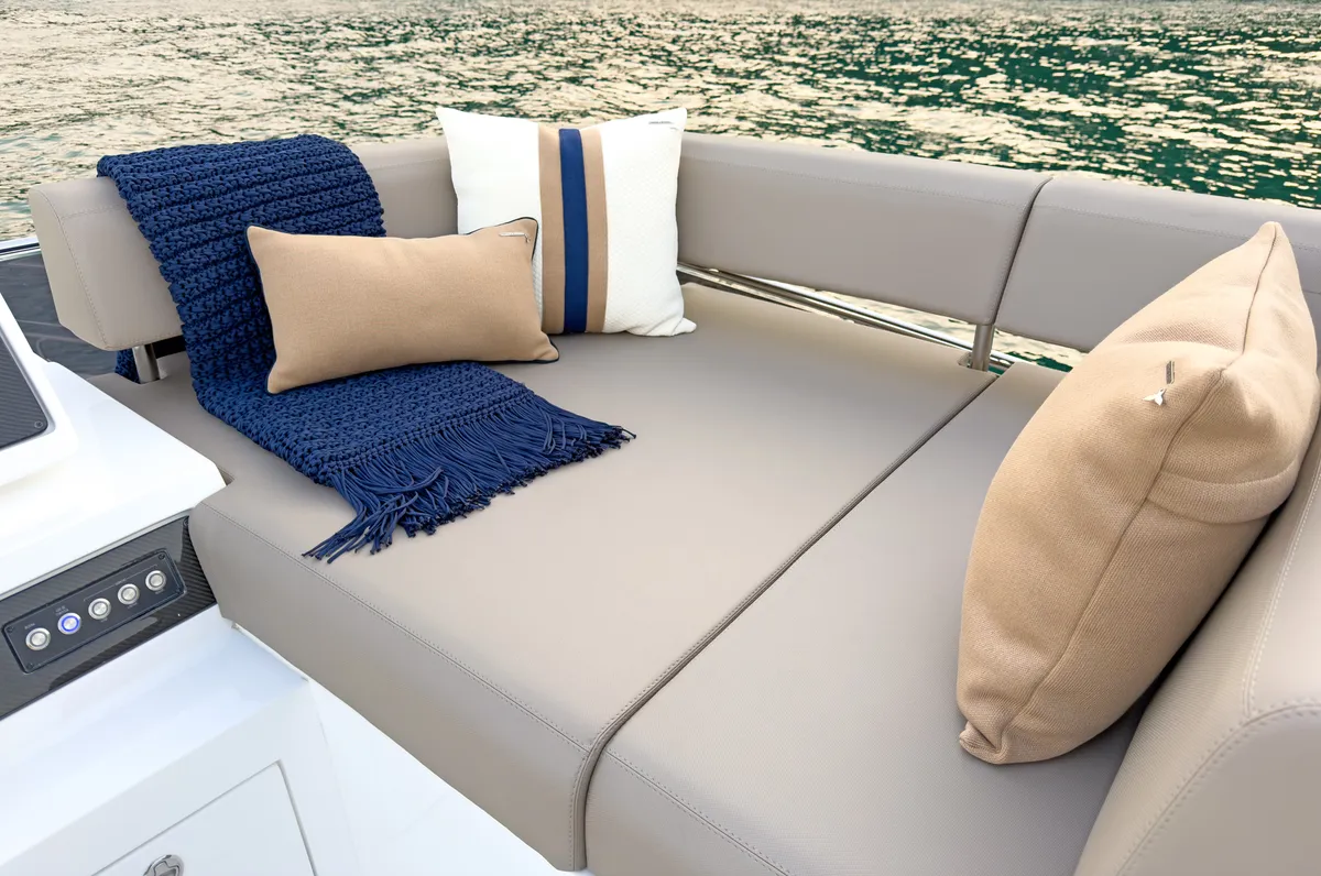 Intermarine 45 — Popa e proa